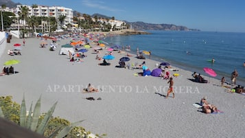 Vlak bij het strand, ligstoelen aan het strand