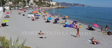 Nära stranden och solstolar