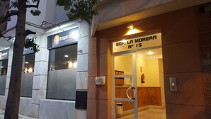 L’entrée d’un immeuble, avec une enseigne indiquant « centre de remise en forme tropicale » et une autre indiquant « EDF, La Morera, n° 15 ».