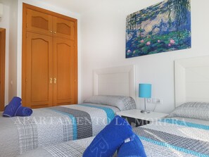 2 chambres, coffres-forts dans les chambres, fer et planche à repasser