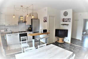 Kylskåp, mikrovågsugn, ugn och spishäll