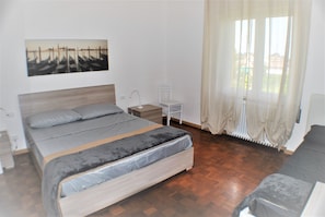 3 bedrooms, travel cot, WiFi, bed sheets