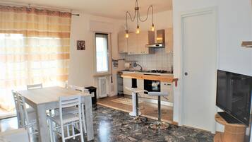 Frigorifero, microonde, forno, piano cottura