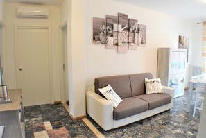 TV, books - Entire apartment CASA FELICE 9 Places Free Parking and Free Wi-Fi Included (Venezia)