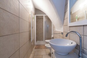 Ducha, secador de pelo, bidet, toallas