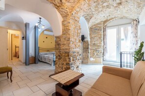 2 chambres, coffres-forts dans les chambres, fer et planche à repasser