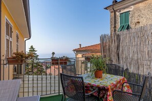 Outdoor dining - CANTINA apartment with sea view terrace (Terzorio)