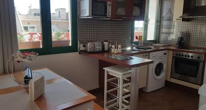 Kattohuoneisto loistavalla terassilla uima-allas, sauna, WiFi