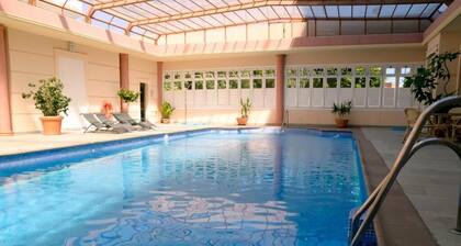 Kattohuoneisto loistavalla terassilla uima-allas, sauna, WiFi