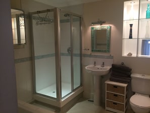 Bathtub, towels