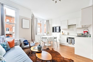 Un apartamento moderno con sala de estar, comedor y cocina.