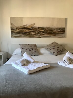 2 habitaciones, tabla de planchar con plancha, cuna de viaje y wifi 