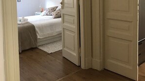 Ein Schlafzimmer mit einem Bett, einem Nachttisch und einem Deckenventilator.