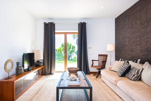 TV - Design Pool House – Seaside @ Mountain (Alcabideche)