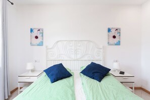 4 bedrooms, in-room safe, iron/ironing board, free WiFi - Lux 3BD vila with heated pool (Adeje)