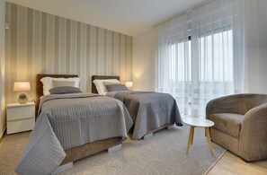 4 bedrooms, iron/ironing board, WiFi, bed sheets