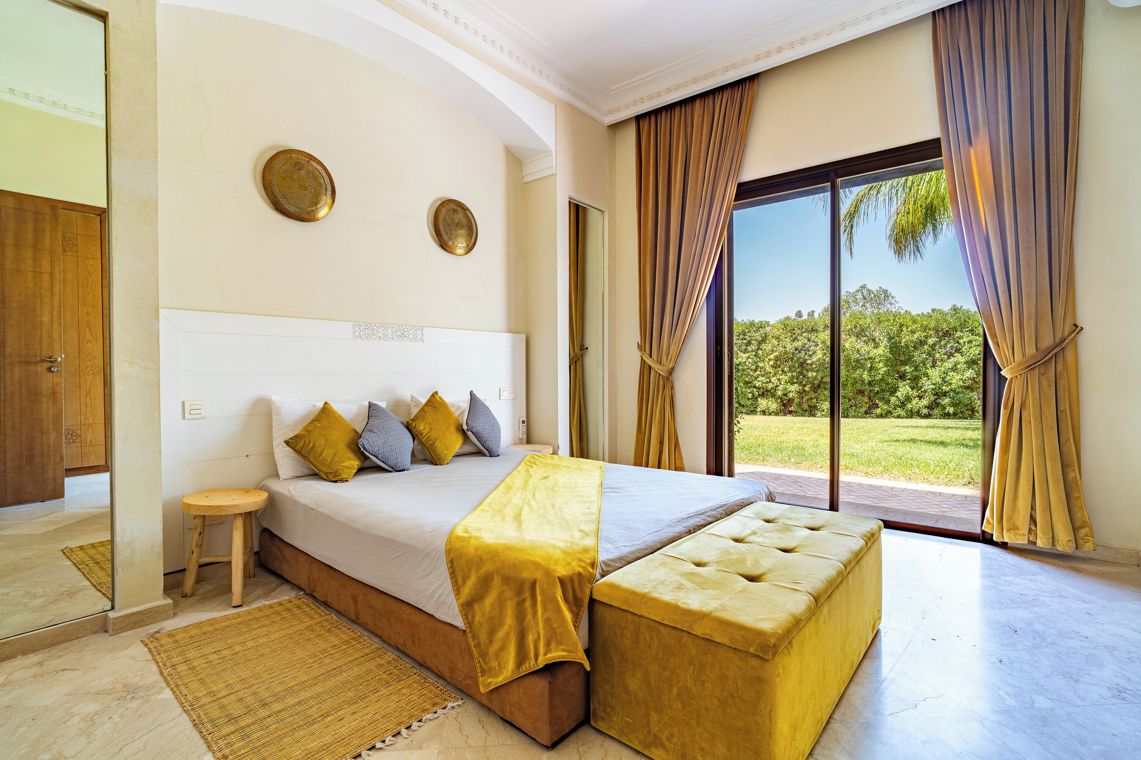 3 habitaciones, tabla de planchar con plancha y cuna de viaje 