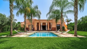 Piscine chauffée, chaises longues