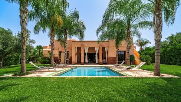 Lämmitetty uima-allas, aurinkotuoleja