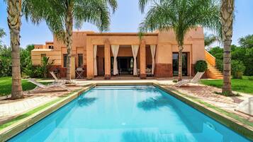 Una piscina climatizada, tumbonas