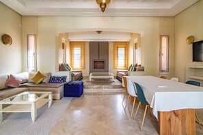 Smart-tv och eldstad