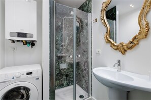 Een douche, een haardroger, een bidet, handdoeken