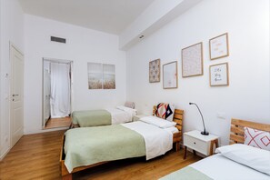 2 habitaciones, tabla de planchar con plancha y cuna de viaje