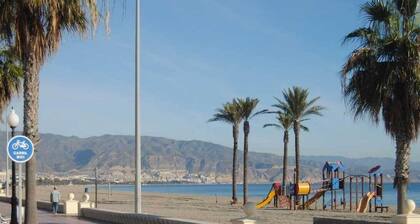 300m from the beach, swimming pool,WIFI