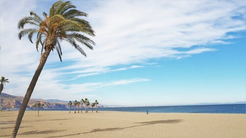 300m from the beach, swimming pool,WIFI