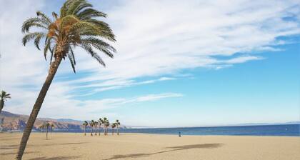 300m from the beach, swimming pool,WIFI