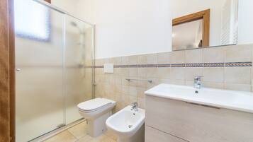 Dusche, Haartrockner, Bidet, Handtücher