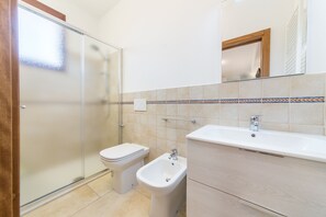 Shower, hair dryer, bidet, towels