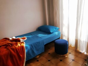 1 chambre, fer et planche à repasser, draps fournis