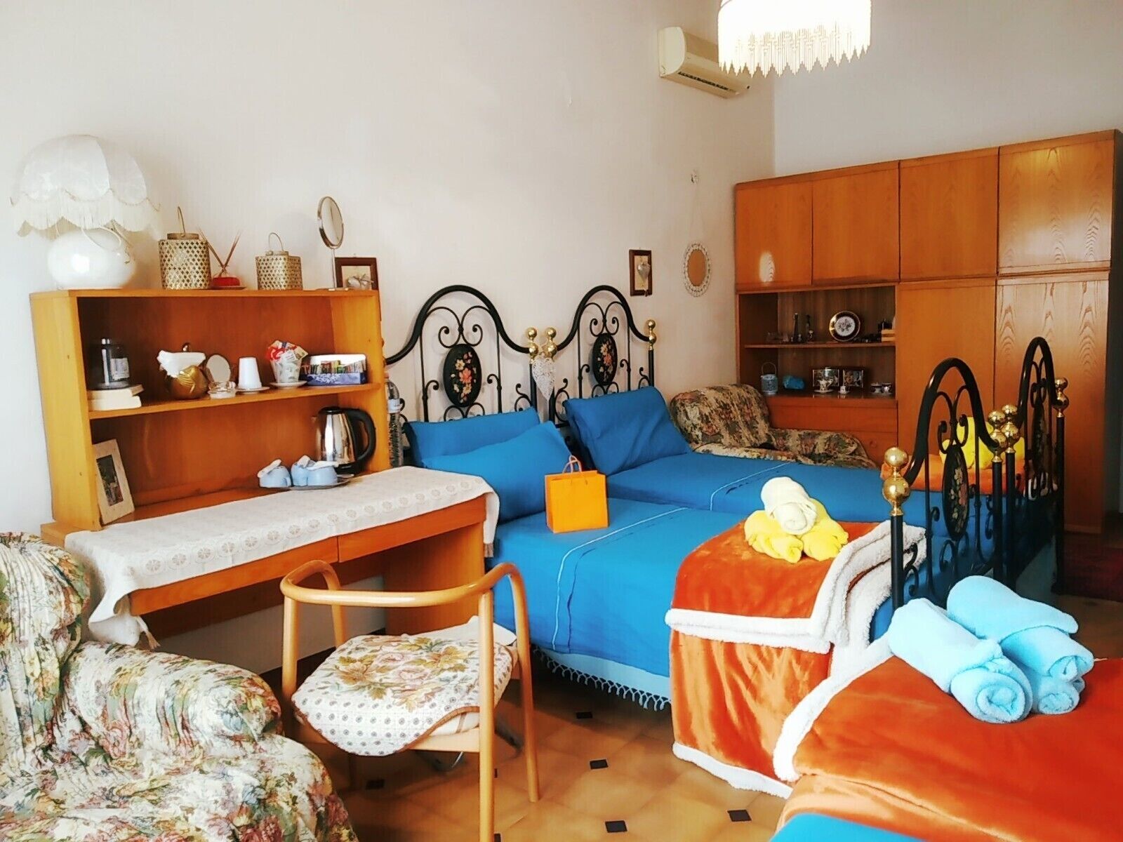 Una camera accogliente con un letto, una scrivania, una sedia e un armadio.
