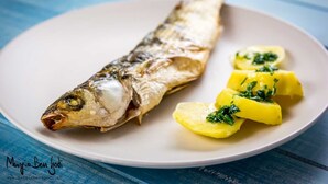 A whole fish on a plate with sliced potatoes. - Beautiful room in the center of Milis!!!<br><br> ♥ 10 minutes from the sea ♥ (Milis)