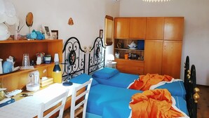 A bedroom with a bed, a desk, and a chair. There is a wardrobe and a mirror on the wall. - Beautiful room in the center of Milis!!!<br><br> ♥ 10 minutes from the sea ♥ (Milis)