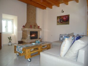 TV - RODIES COTTAGE ΜΟΛΙΣ 3 ΧΙΛΙΟΜΕΤΡΑ ΑΠΟ ΤΗΝ ΜΑΓΕΥΤΙΚΗ ΠΑΡΑΛΙΑ ΤΩΝ Π�ΕΤΑΝΩΝ  (Αγ. Θέκλη)