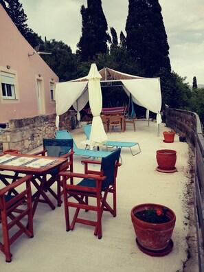 Terrace/patio - RODIES COTTAGE ΜΟΛΙΣ 3 ΧΙΛΙΟΜΕΤΡΑ ΑΠΟ ΤΗΝ ΜΑΓΕΥΤΙΚΗ ΠΑΡΑΛΙΑ ΤΩΝ ΠΕΤΑΝΩΝ  (Αγ. Θέκλη)