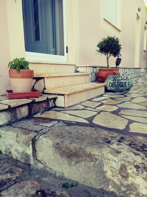 Property grounds - RODIES COTTAGE ΜΟΛΙΣ 3 ΧΙΛΙΟΜΕΤΡΑ ΑΠΟ ΤΗΝ ΜΑΓΕΥΤΙΚΗ ΠΑΡΑΛΙΑ ΤΩΝ ΠΕΤΑΝΩΝ  (Αγ. Θέκλη)