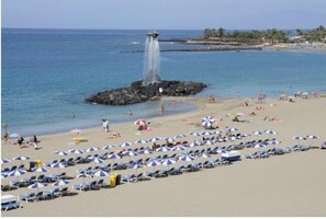 Chaises longues, serviettes de plage