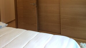 2 室のベッドルーム、アイロン / アイロン台、WiFi (無料)、ベッドシーツ