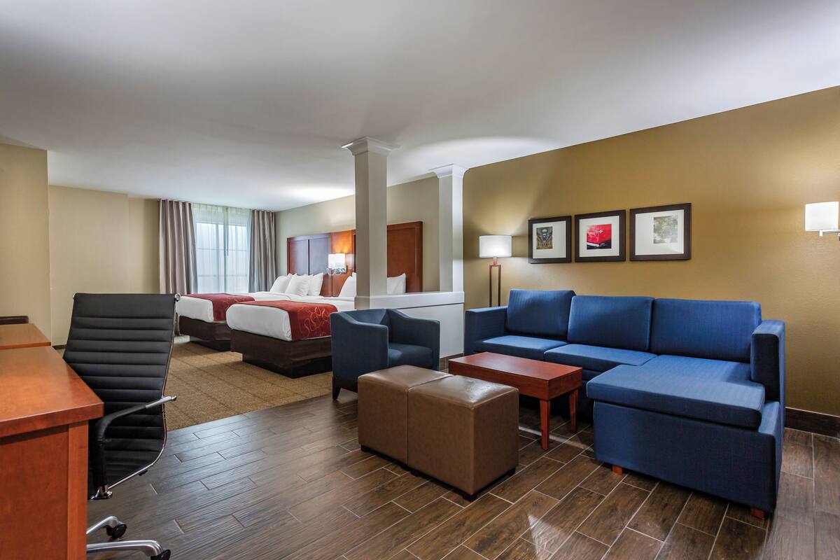 Suite 2 Queens Non Smoking 2 person Sofabed | 起居區 | 40-吋智慧型電視、有線頻道、電視