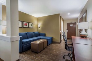 Hypo-allergenic bedding, down duvets, pillow-top beds, desk - Comfort Suites Bowling Green Southeast (Bowling Green)