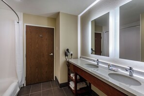 Suite 2 Queens Non Smoking 2 person Sofabed | Salle de bain | Pomme de douche hydromassante, articles de toilette (gratuits)