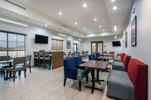 Free daily buffet breakfast  - Comfort Suites Bowling Green Southeast (Bowling Green)