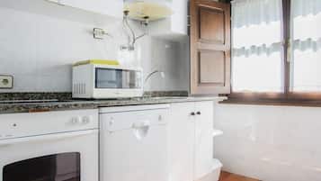 Frigorífico, microondas, horno y placa de cocina