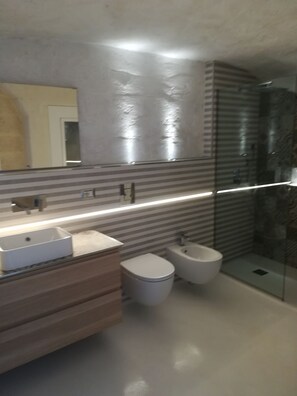 Douche, sèche-cheveux, bidet, serviettes fournies