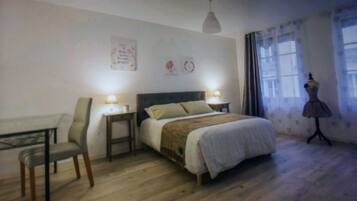 1 habitación, escritorio, tabla de planchar con plancha y wifi gratis