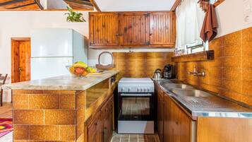 Fridge, oven, coffee/tea maker, toaster