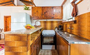 Kühlschrank, Ofen, Wasserkocher mit Kaffee-/Teezubehör, Toaster